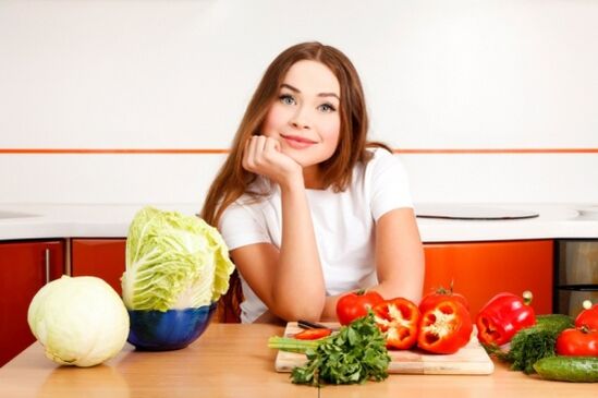 Garota em uma mesa com vegetais