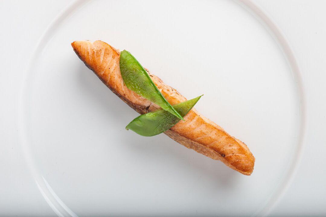 Peixe branco assado no menu dietético “Favorito”