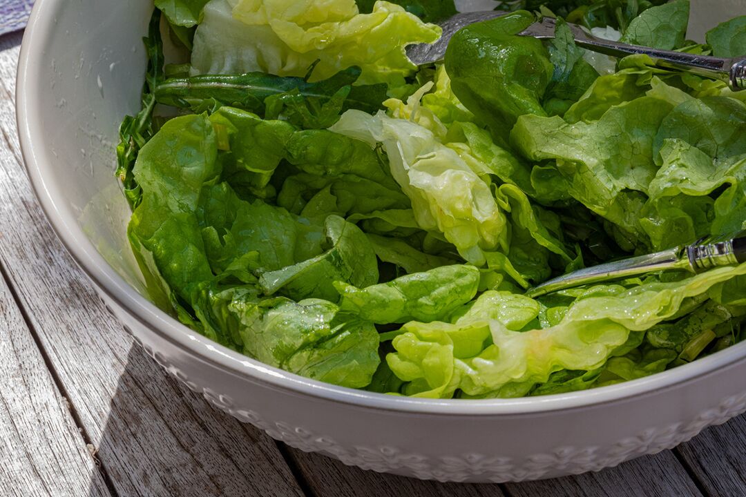Salada fresca temperada com azeite